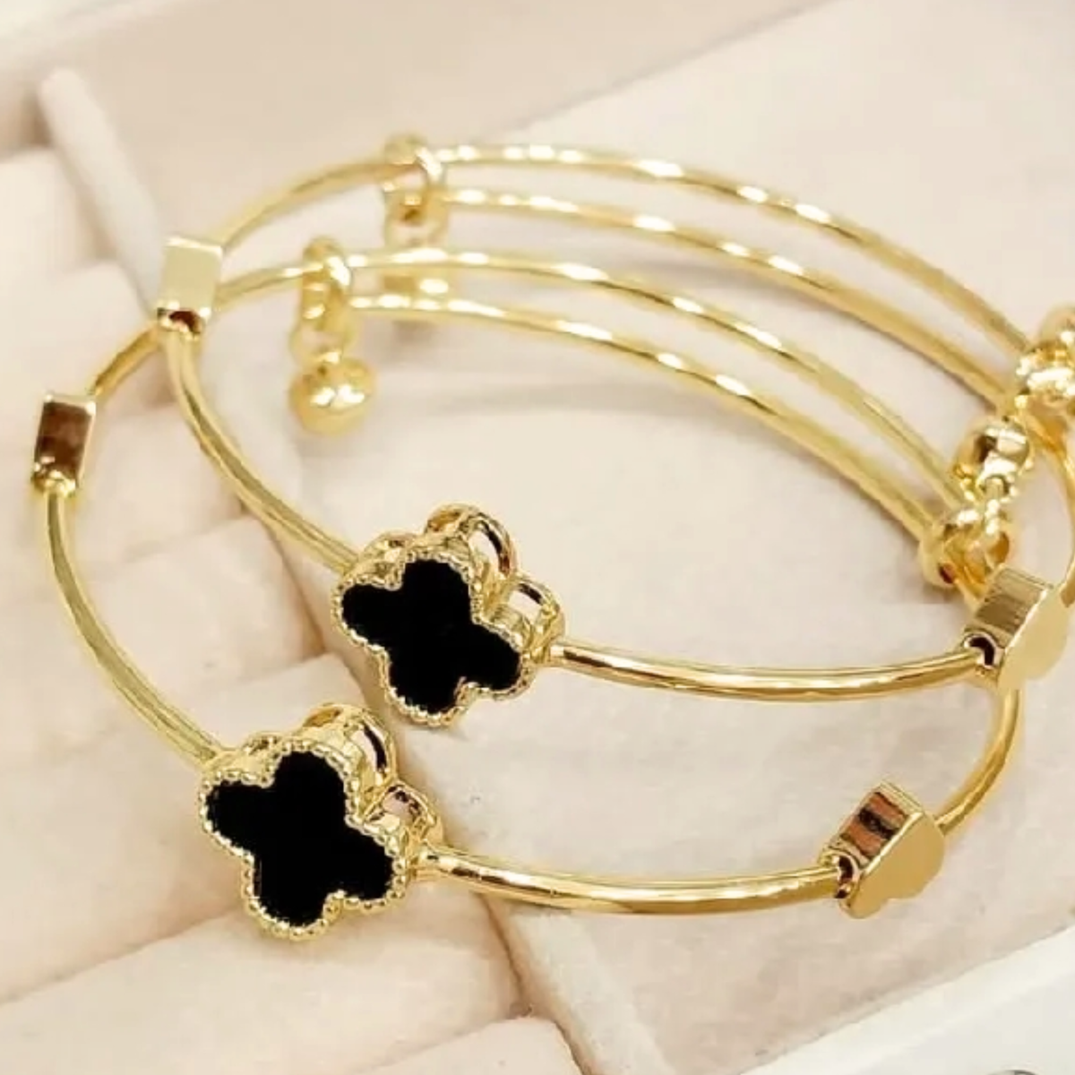 Noir Clover Bangle