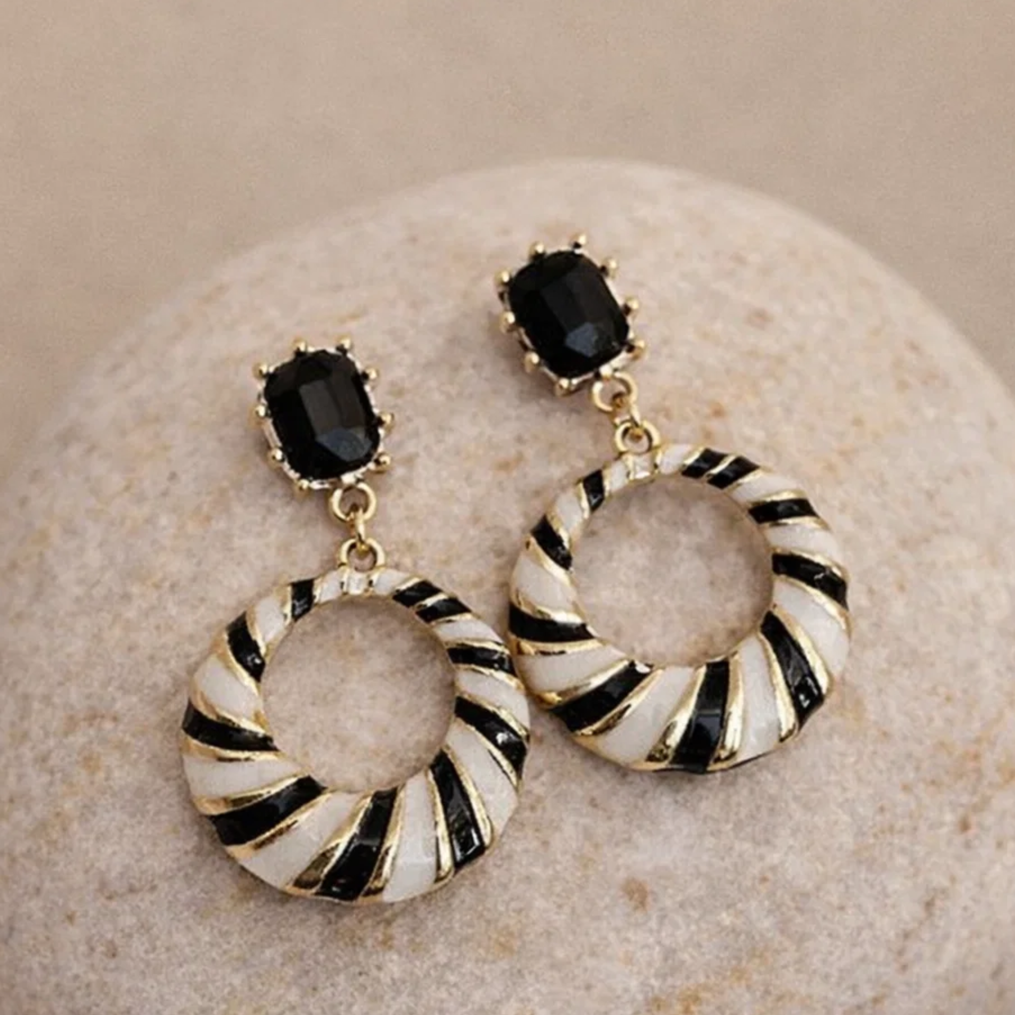 Pair of earrings with black and gold design 