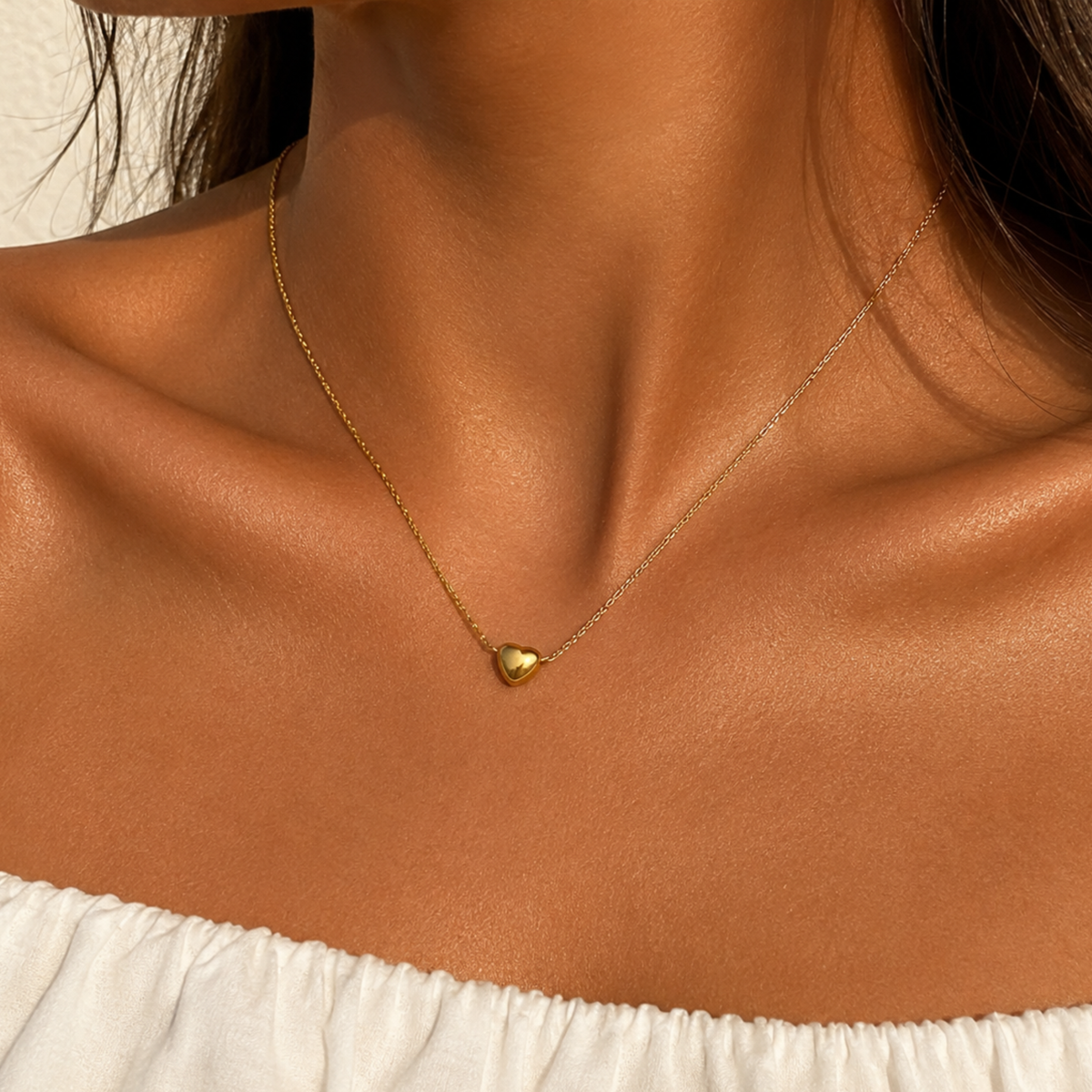 A woman wearing a minimalistic gold necklace 