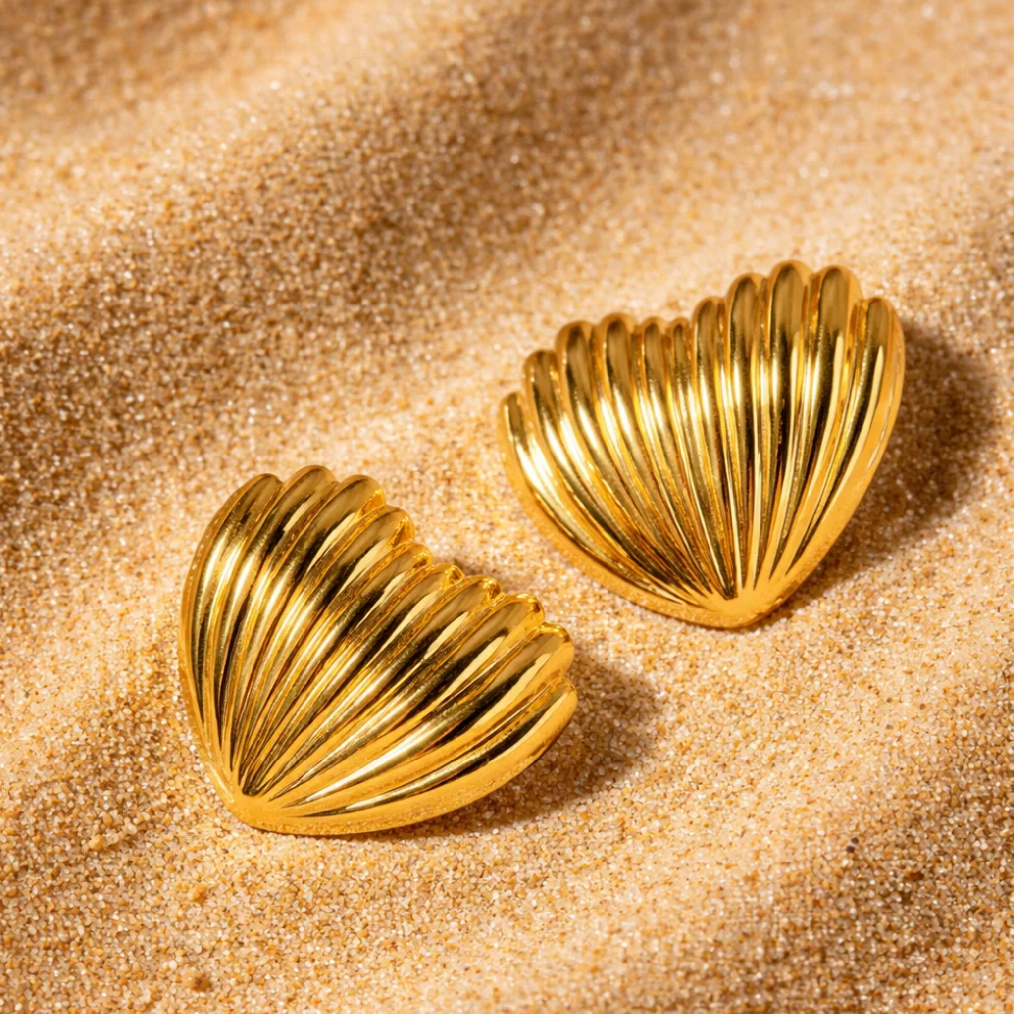 Pair of gold shell-shaped earrings 