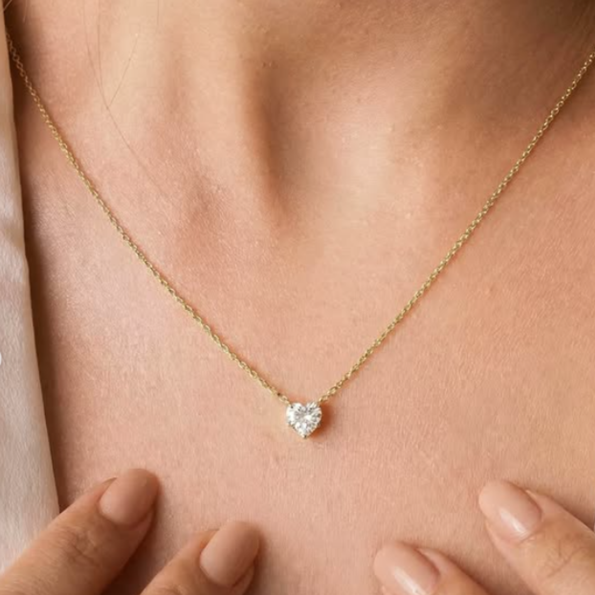 A delicate heart-shaped zircon pendant 