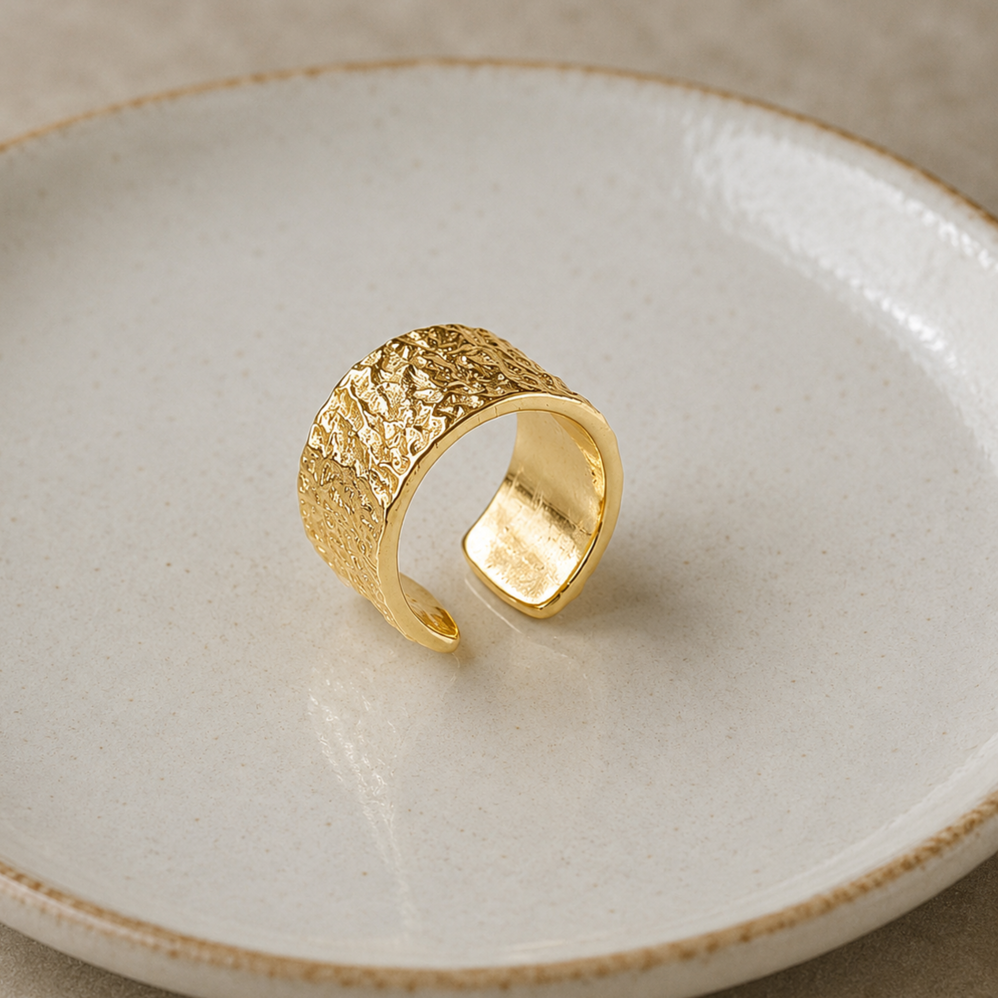 A textured ring on a ceramic plate
