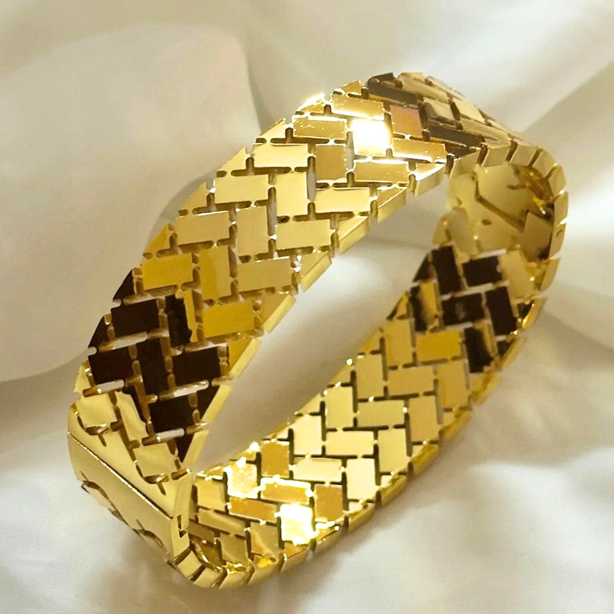 Gold bracelet with a unique design 