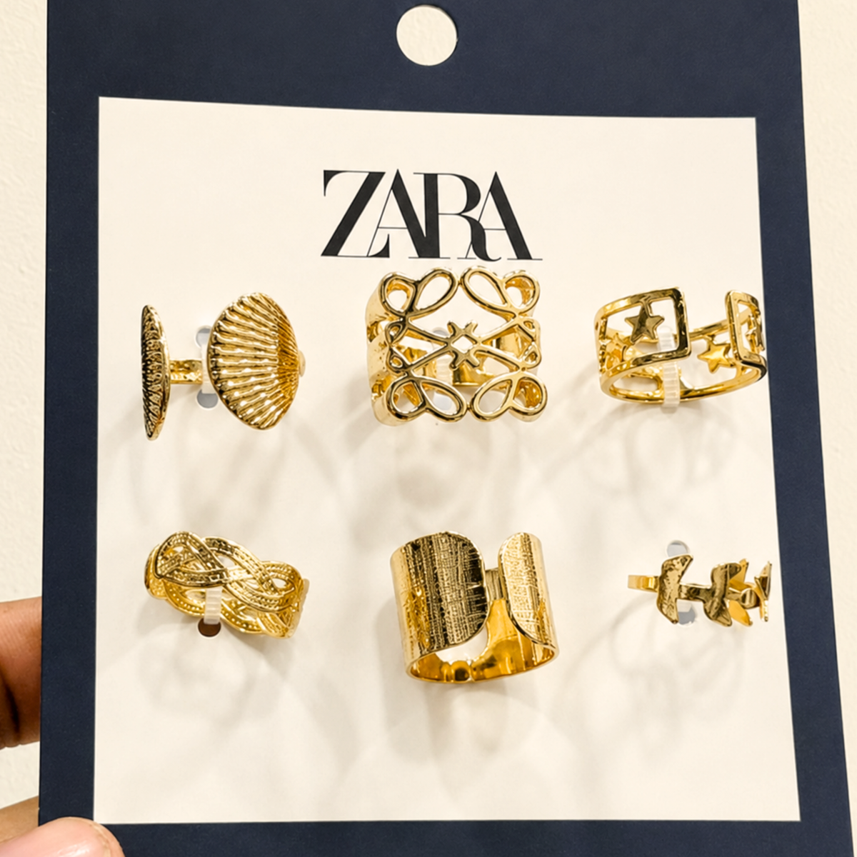 Six gold casual rings 